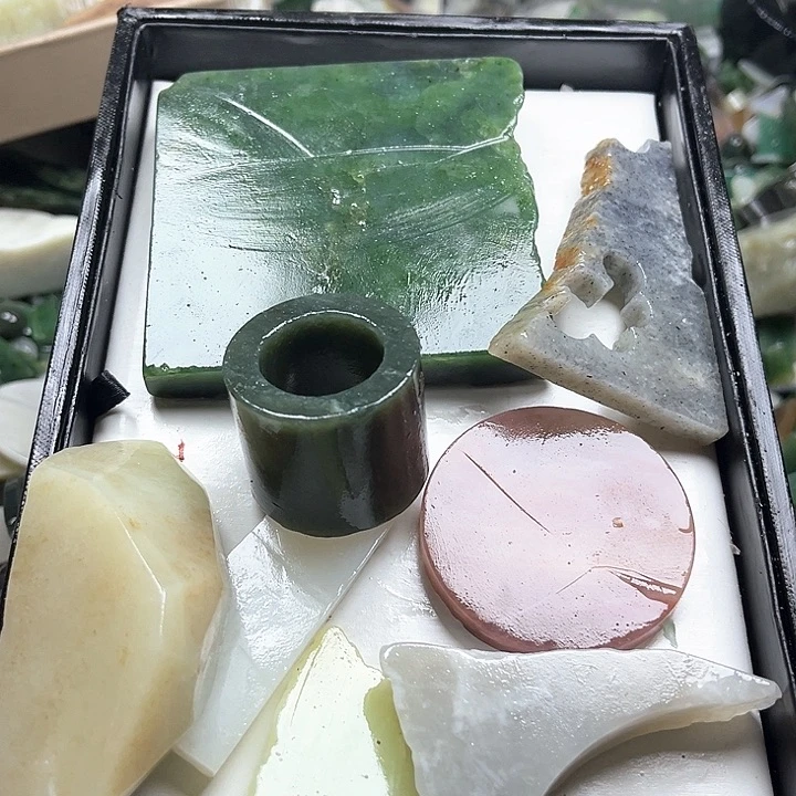 和田玉（糖玉）和田玉边角料9K金镶嵌轻***?