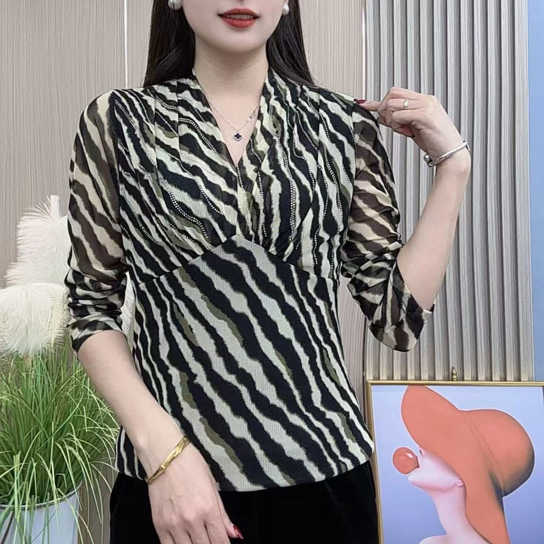 2025春季女士V领新款时尚洋气气质印花褶皱设计烫钻百搭长袖小衫