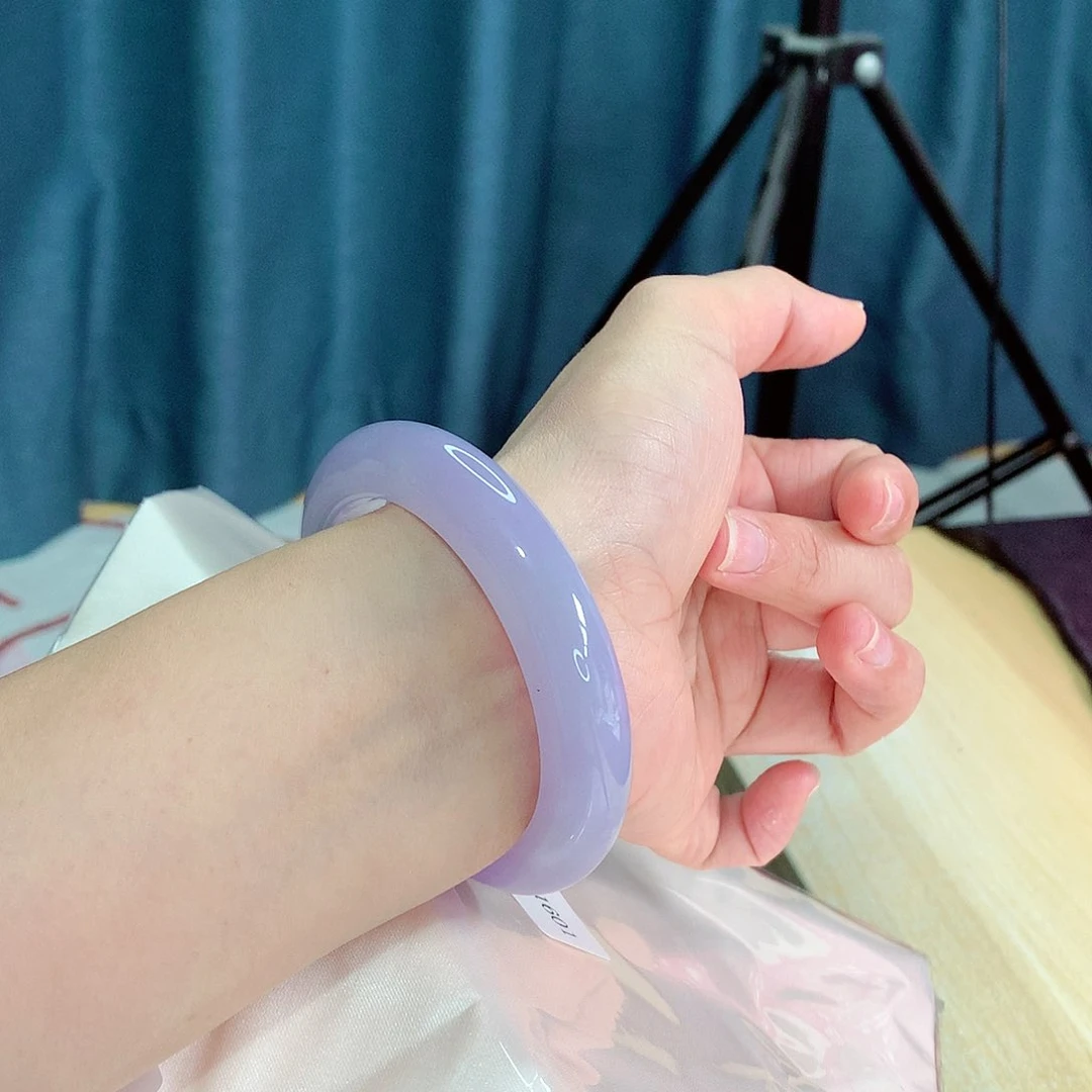 未镶嵌手镯翡翠82号，春红紫，韵味高雅，微瑕疵