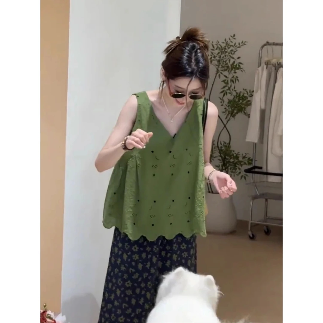 法式气质镂空刺绣v领背心女秋外穿宽松显瘦遮肉无袖吊带上衣