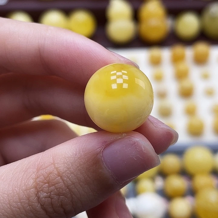 琥珀未镶嵌裸石16.1mm瑕 2-2