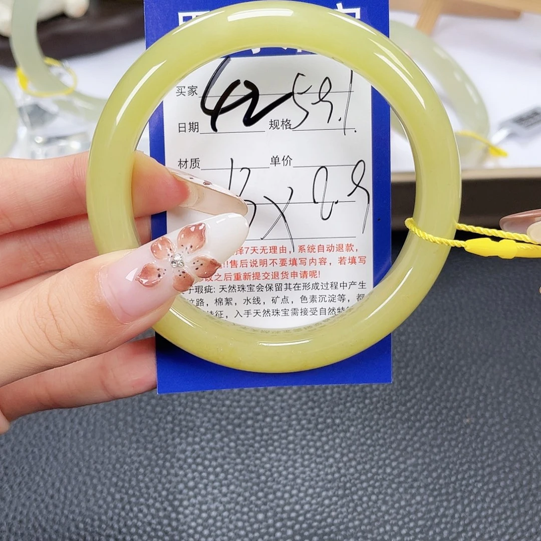 无***肉未镶嵌手镯和田玉