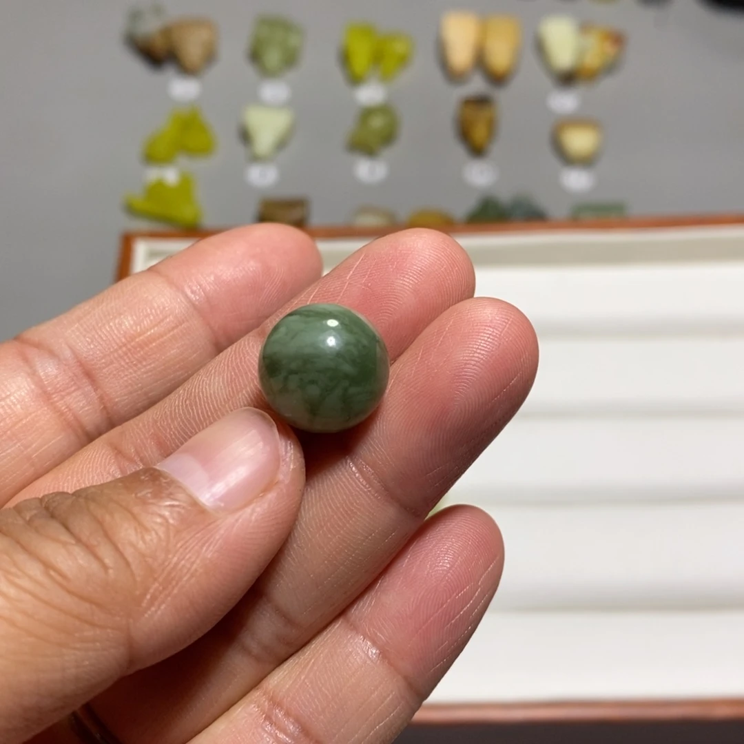 蛇纹石玉未镶嵌颈饰乐*