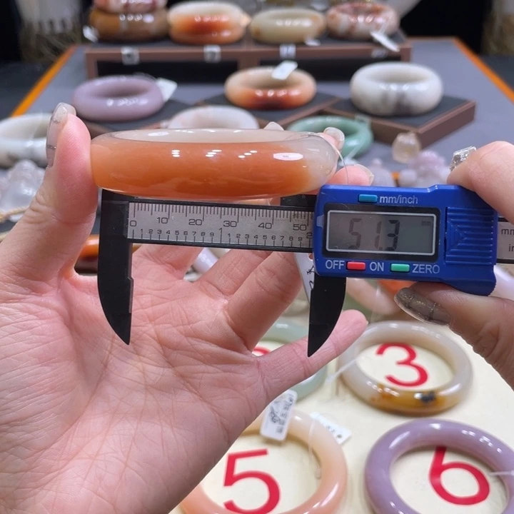 未镶嵌手镯石英质玉