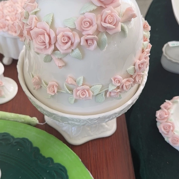 重工蝴蝶浮雕高脚蛋糕盘