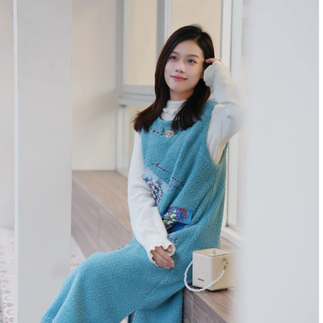 两三事星空市集 真人穿的暖暖裙子2025复古翻领半边绒暖暖马甲裙