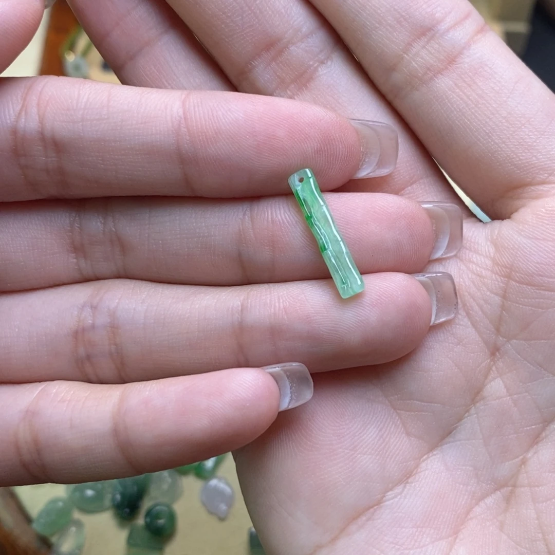 仰***子翡翠未镶嵌颈饰13372