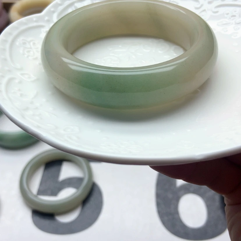 【闪购商品】未镶嵌手镯石英岩玉微*甜