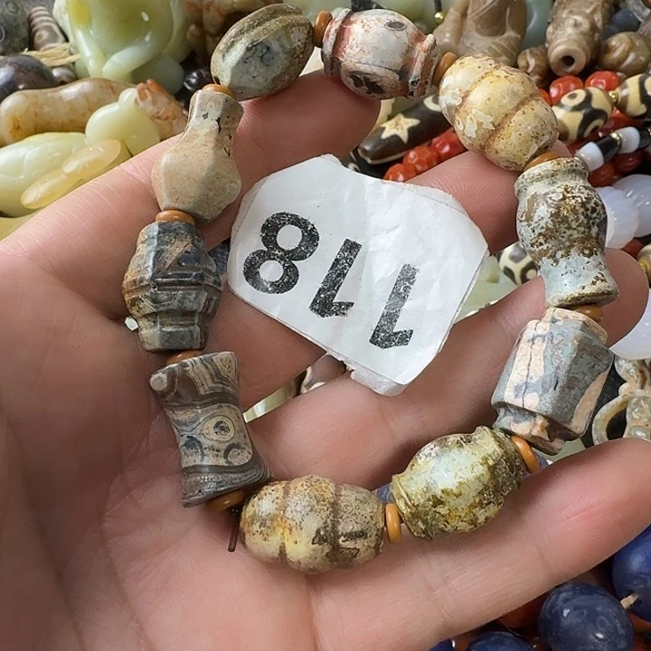 ε***为玛瑙/玉髓未镶嵌颈饰