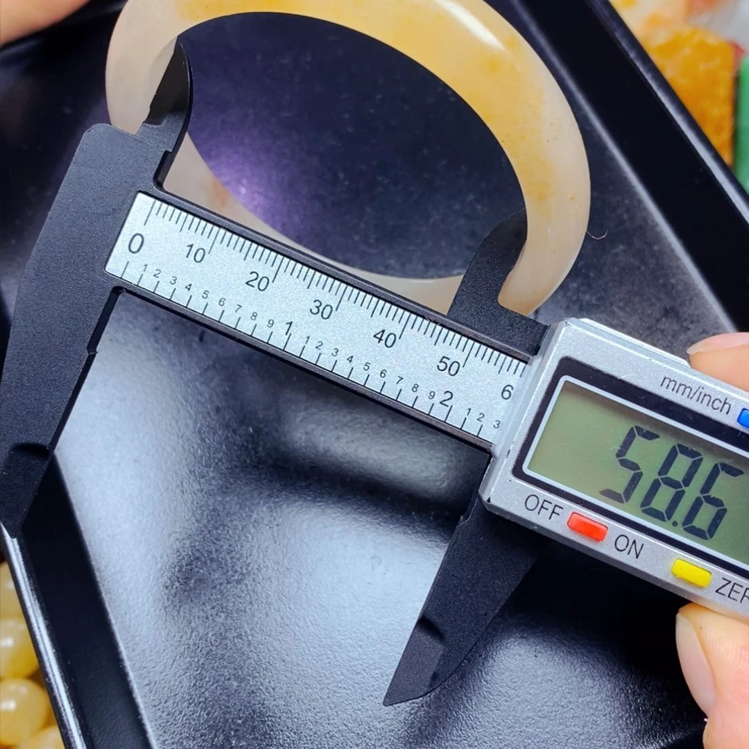 石英质玉（黄龙玉）颈饰未镶嵌