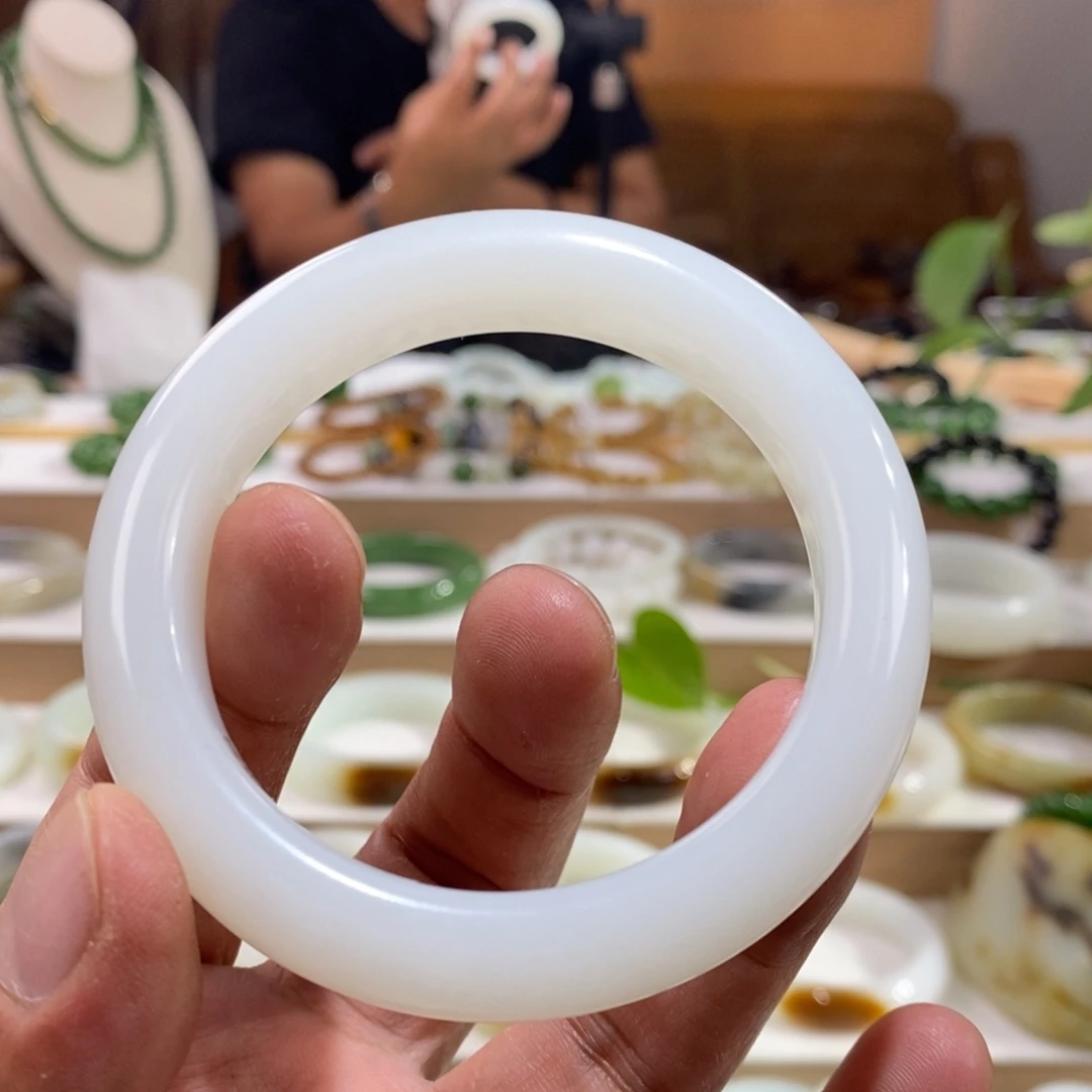 和田玉未镶嵌手镯