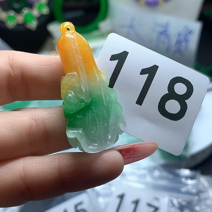 翡翠吊坠(赠链)未镶嵌