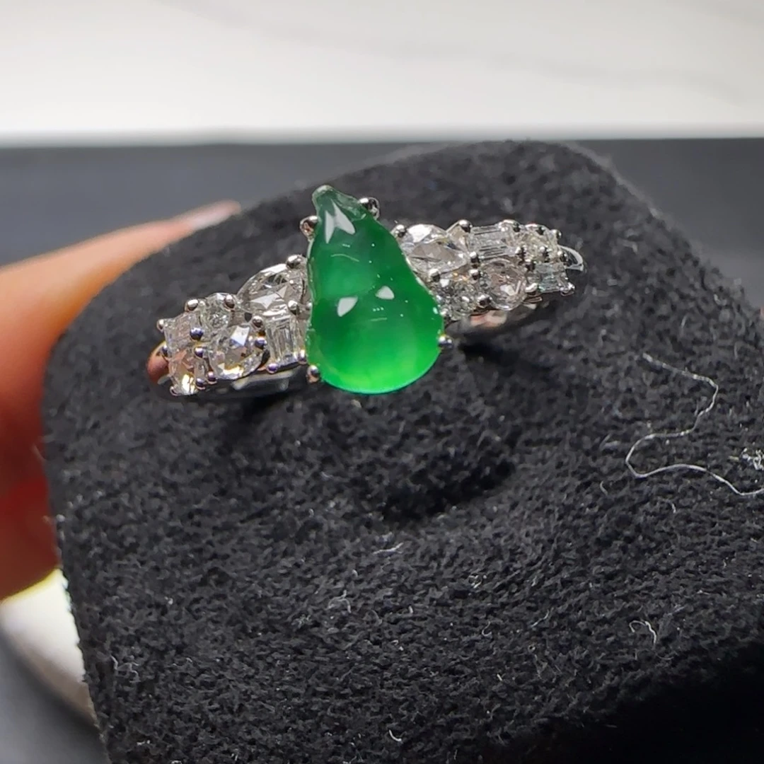 颈饰18K金镶嵌翡翠葫芦