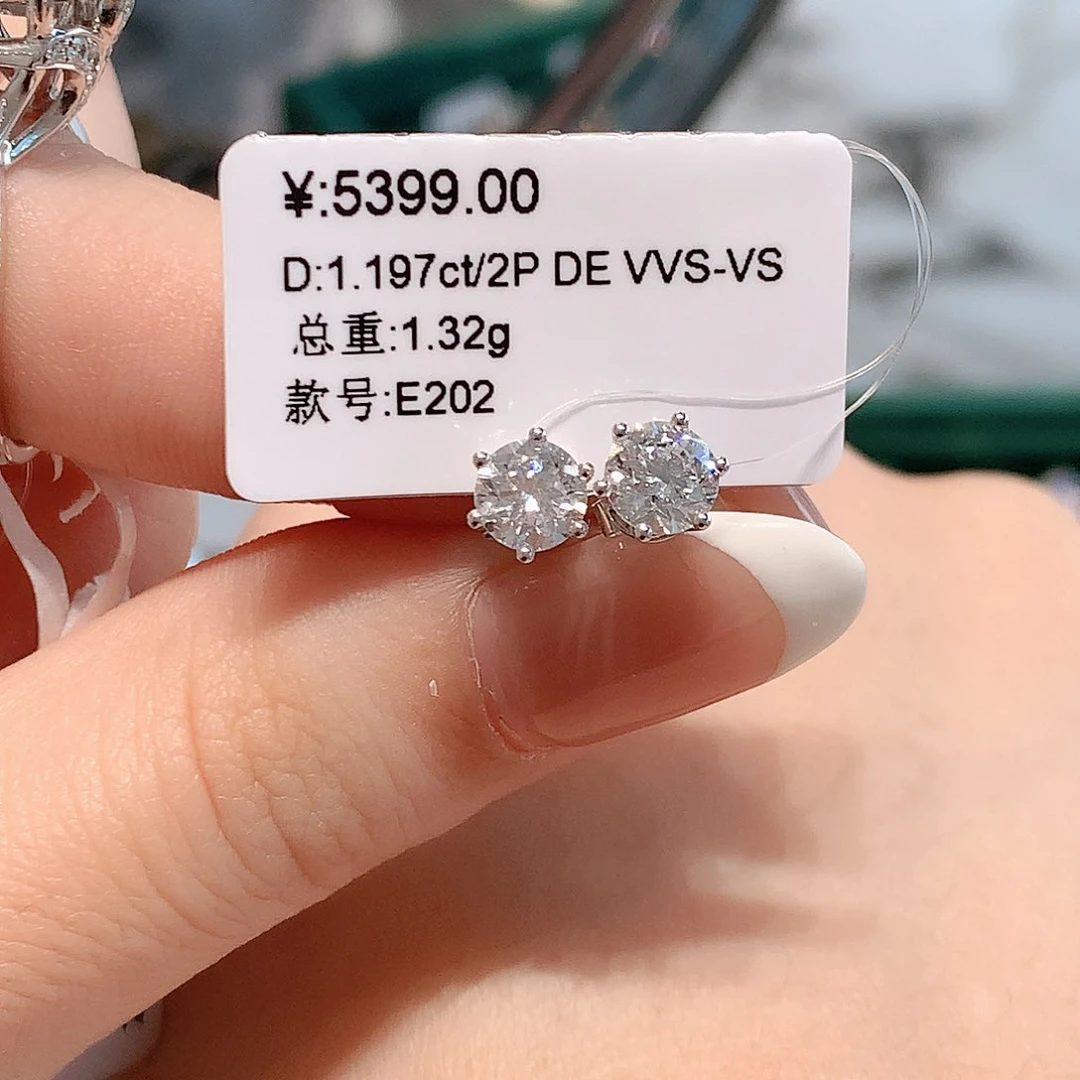 合成钻石耳饰18K金镶嵌六爪