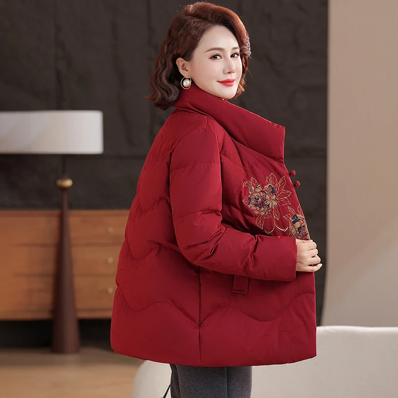 彩羊羽绒服女2025年冬季新款中老年短款立领保暖休闲妈妈装外套