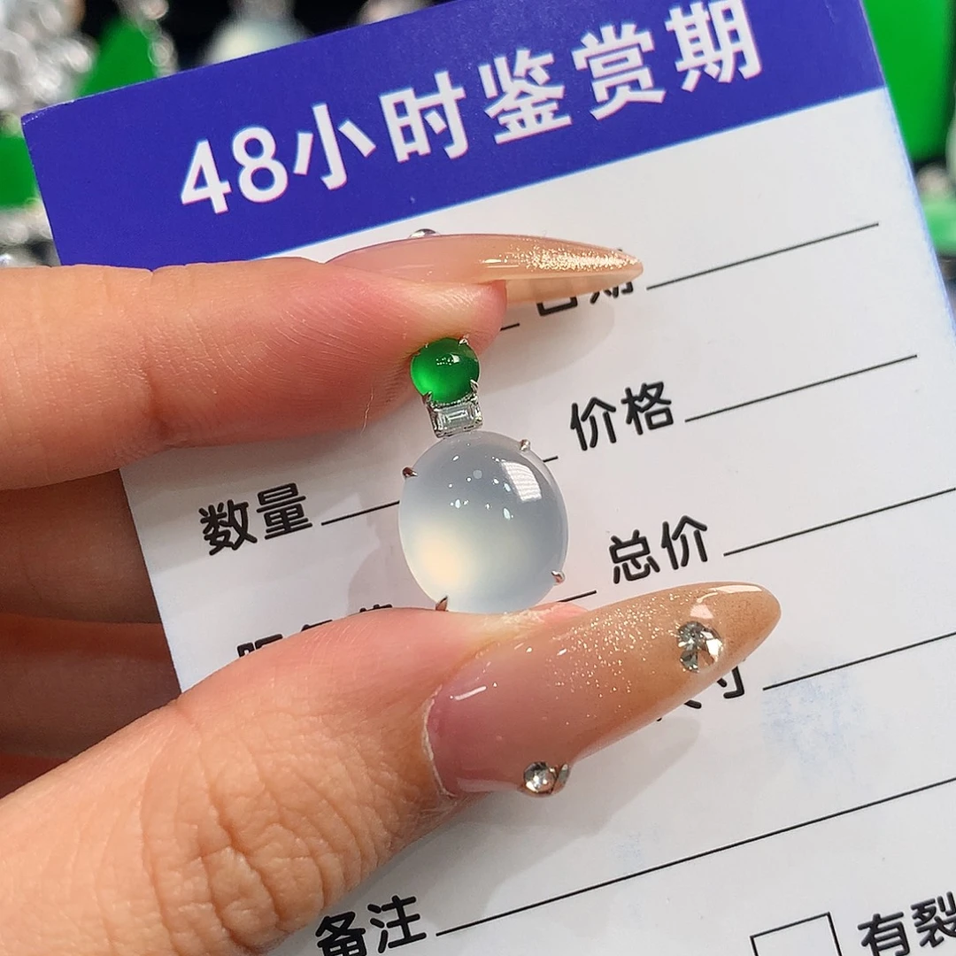 翡翠18K金镶嵌颈饰蛋
