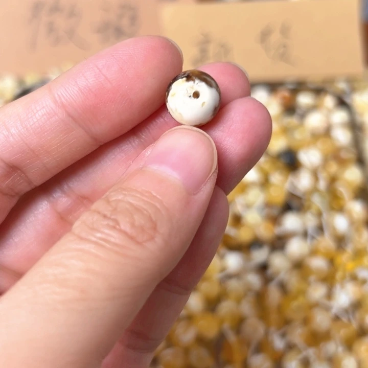 蜜蜡未镶嵌裸石10.8mm孔道有坑