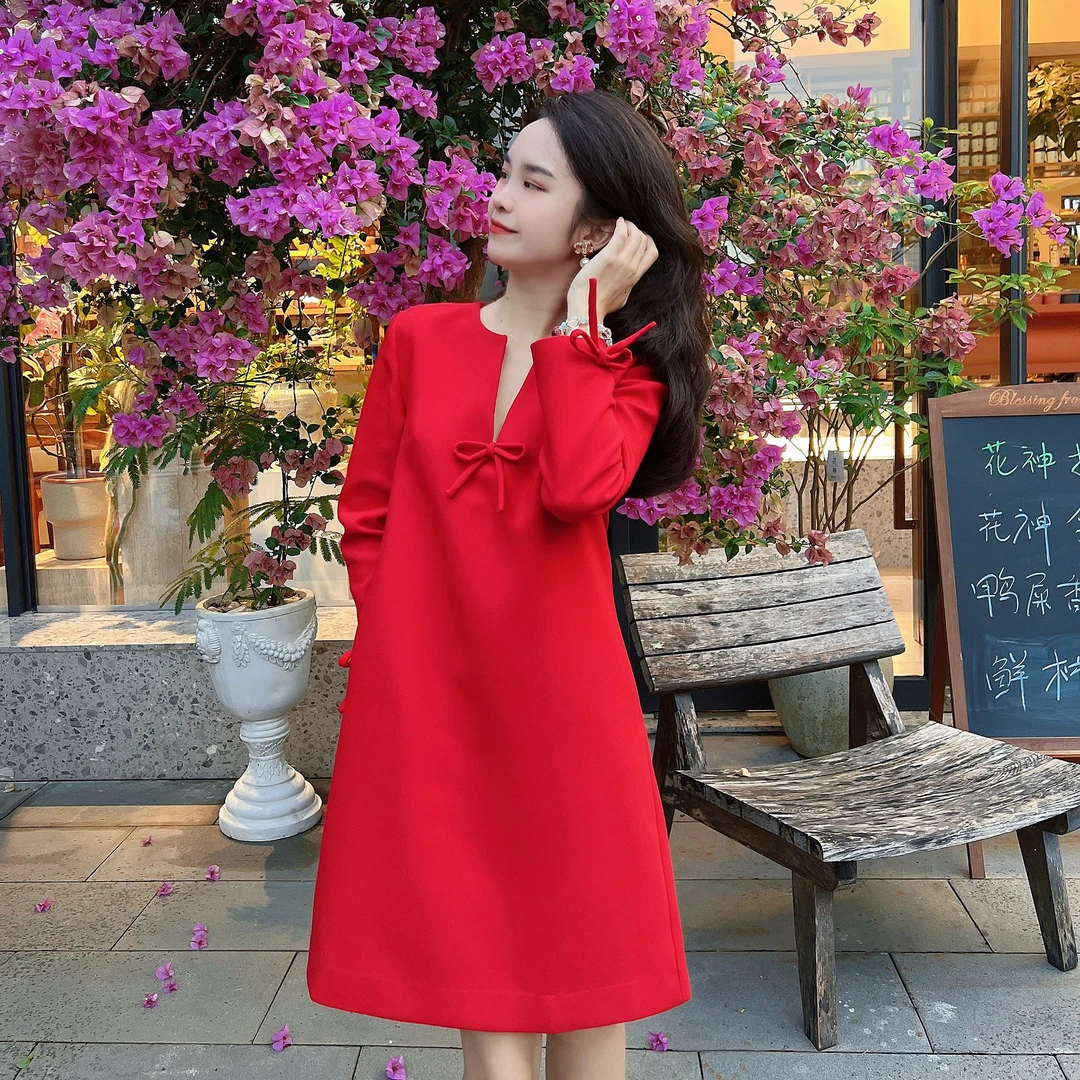 【晓晴的私服3】新年红蝴蝶结V领显瘦宽松A字摆连衣裙2025秋冬新款