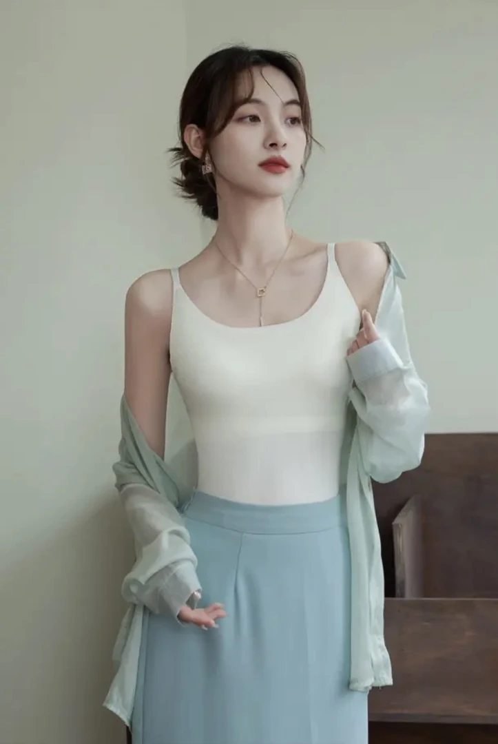 小丽吖女士纯色吊带背心内搭一体式固定胸垫打底衣显瘦爆款美背女