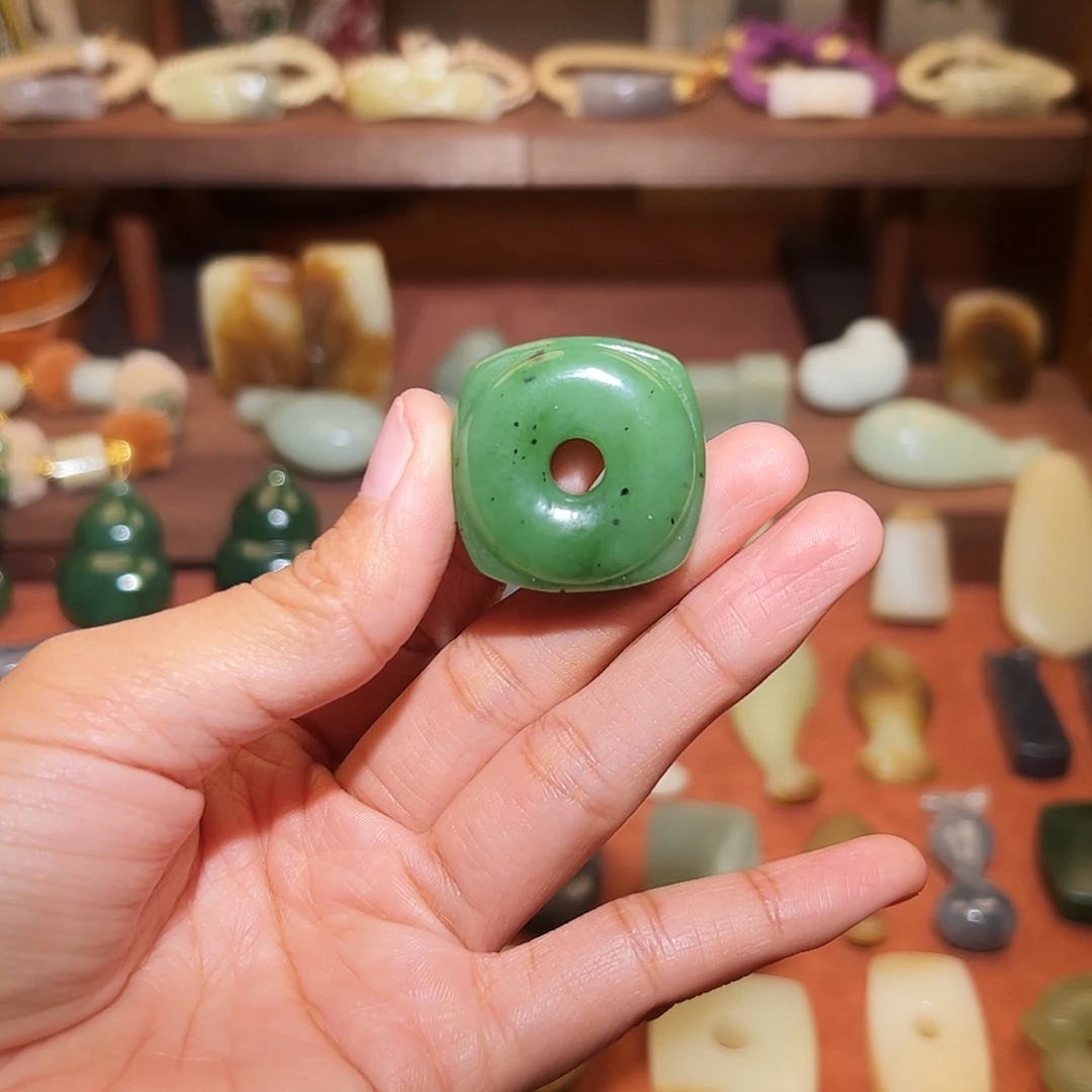 微***笑和田玉未镶嵌颈饰