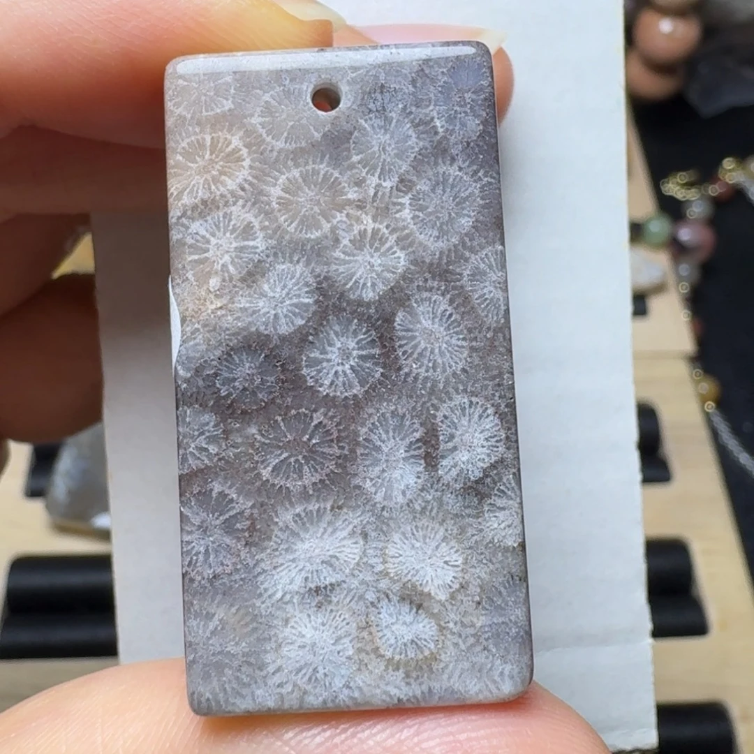 硅化玉未镶嵌深紫满花，呼吸孔