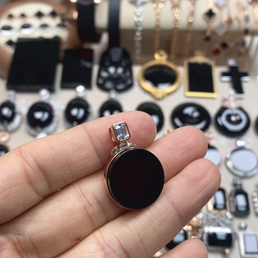 翡翠18K金镶嵌颈饰