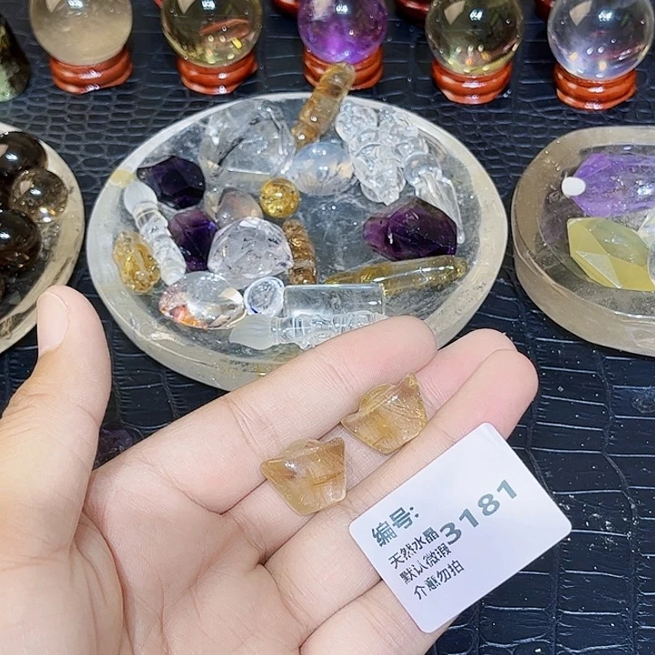 一***粑未镶嵌颈饰水晶摆件