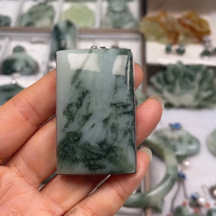 透闪石-蛇纹石玉未镶嵌颈饰