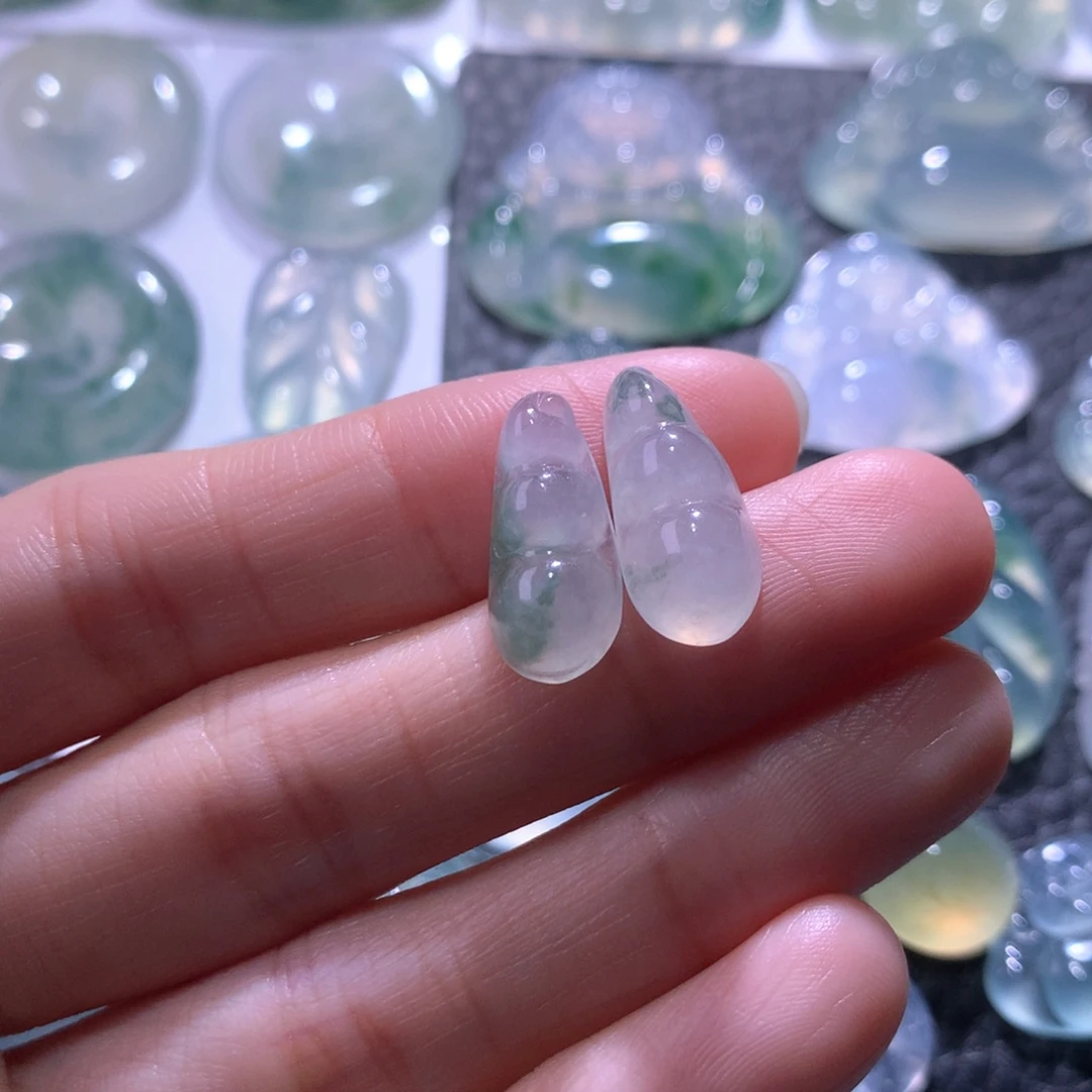 翡翠未镶嵌颈饰一对