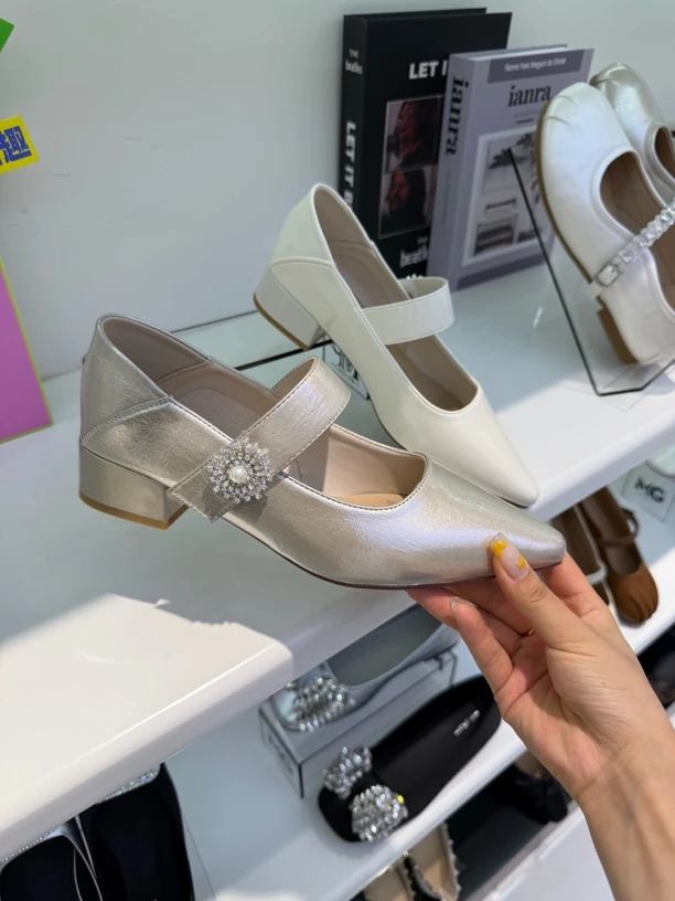 浅口中跟搭扣粗跟尖头胶粘单鞋 6861