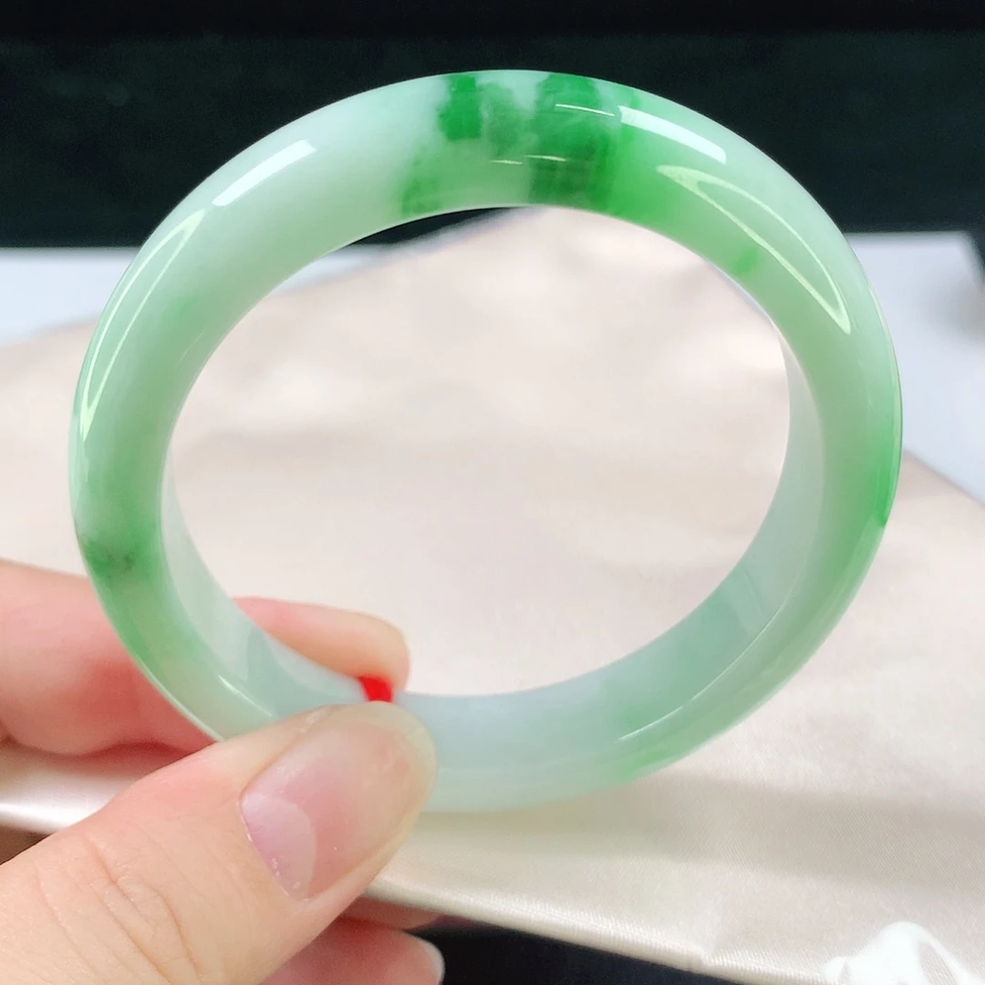 翡翠手镯未镶嵌55圈