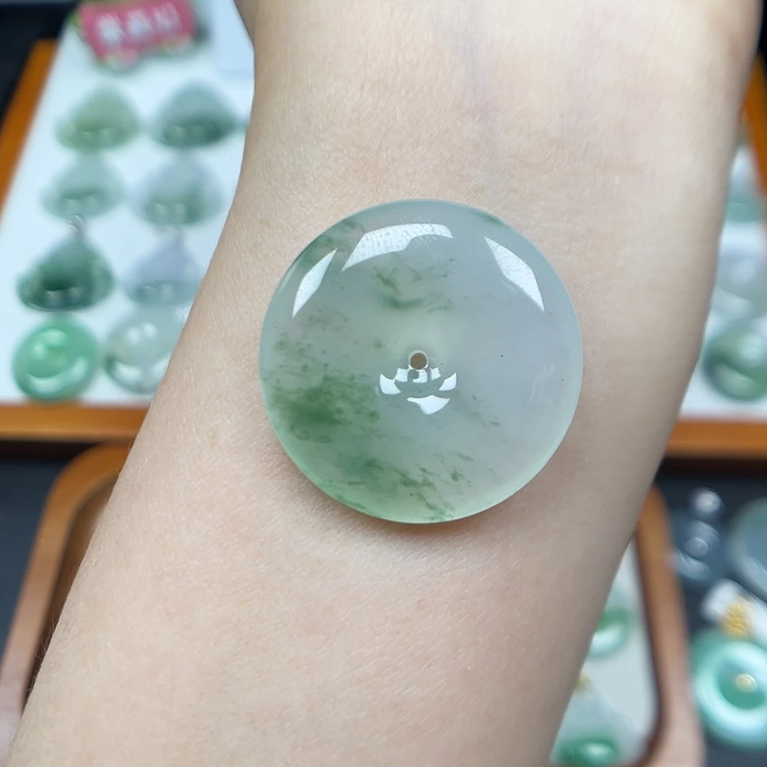 翡翠未镶嵌颈饰平安扣