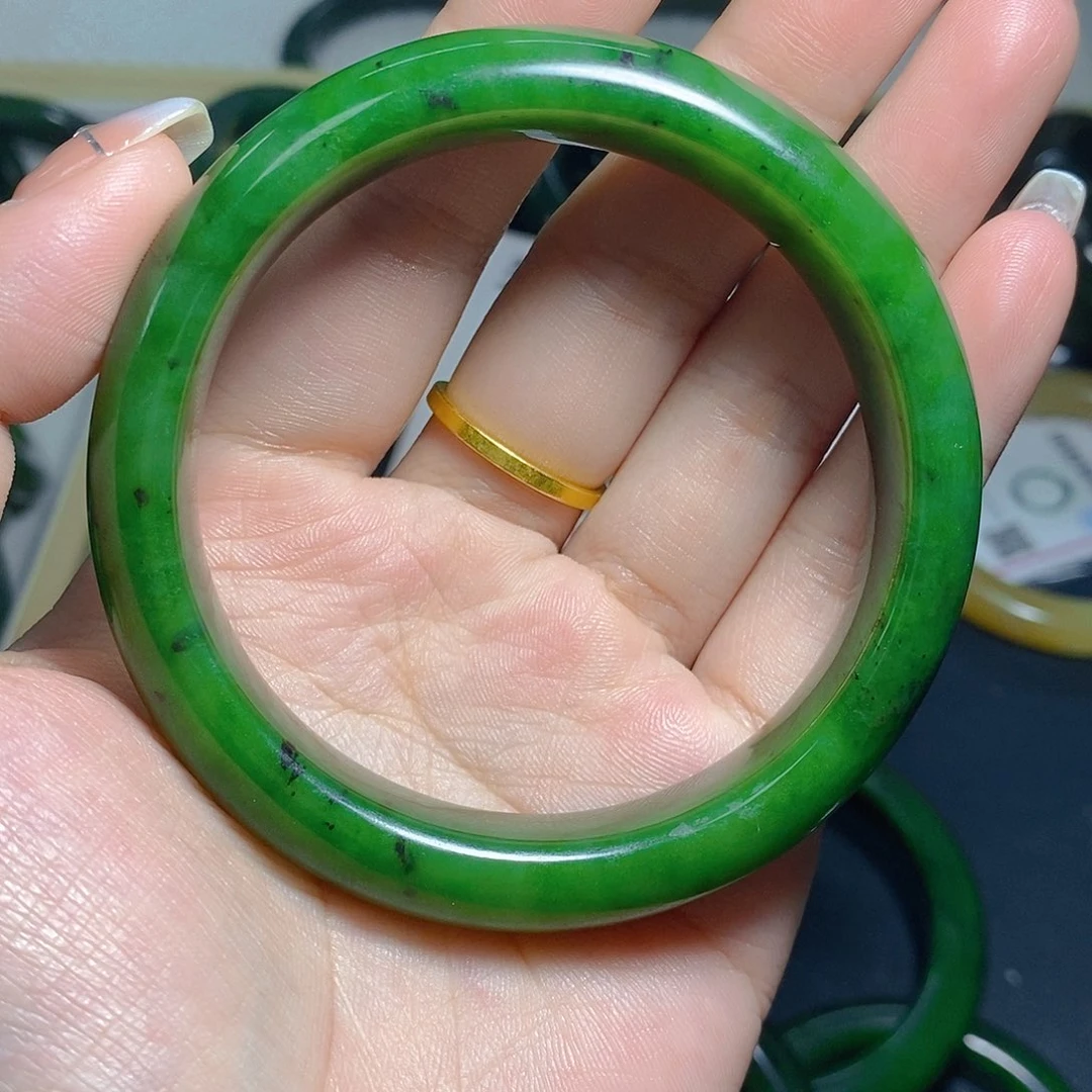 L***子和田玉（碧玉）未镶嵌手链