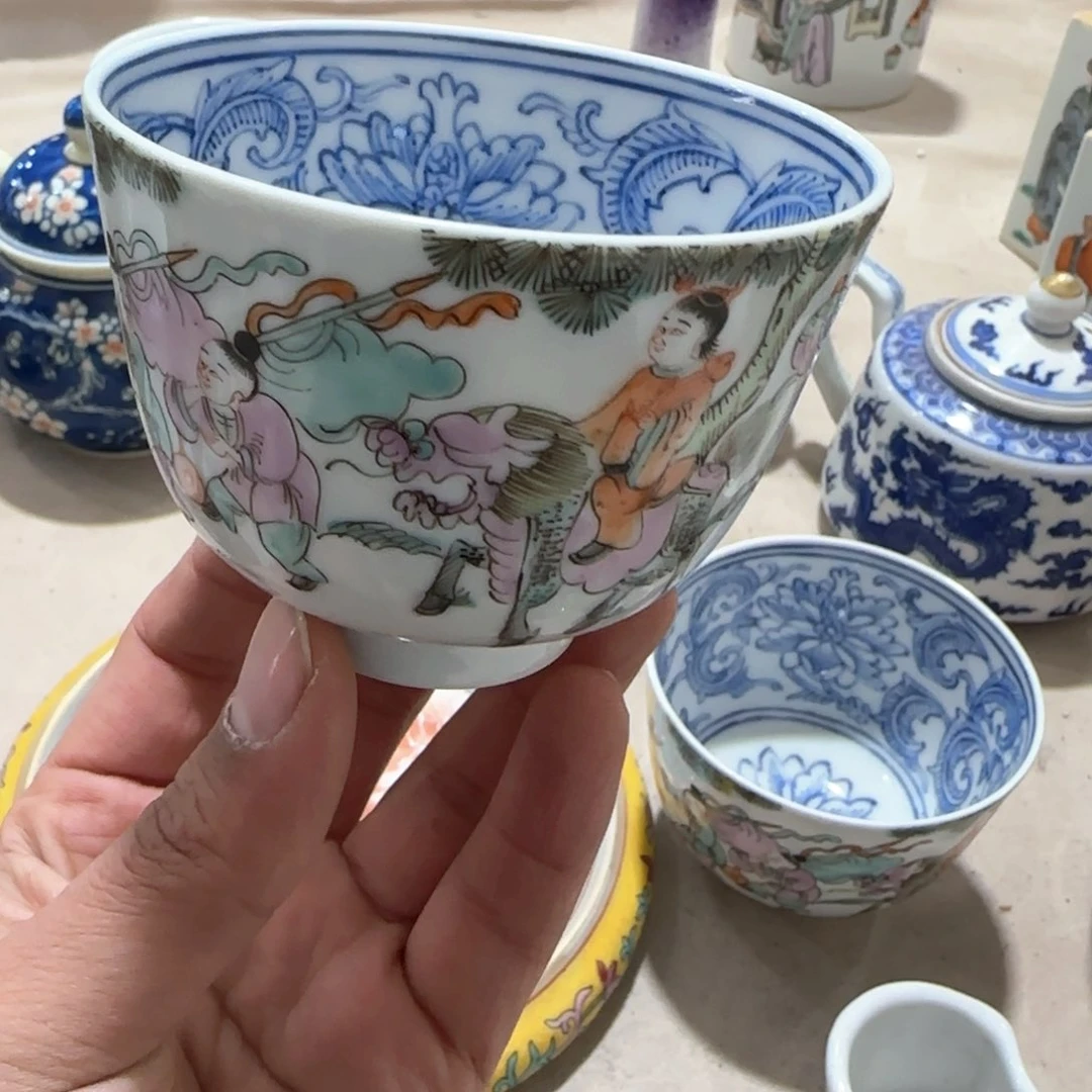 瓷片瓷器上用白泥雕刻出来后被