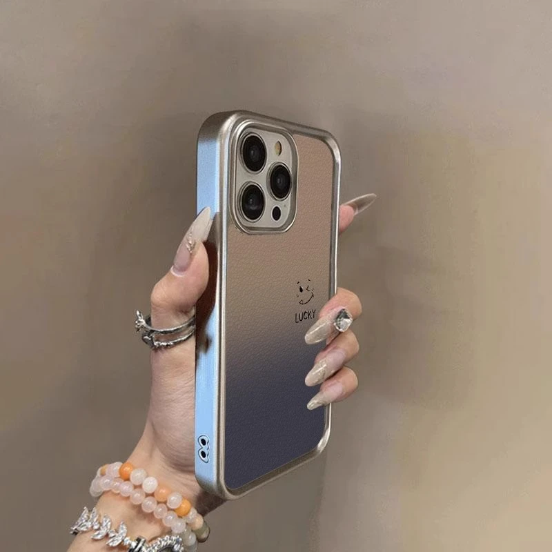渐变笑脸适用苹果16pro手机壳电镀皮纹硅胶网红女款创意ins带手链