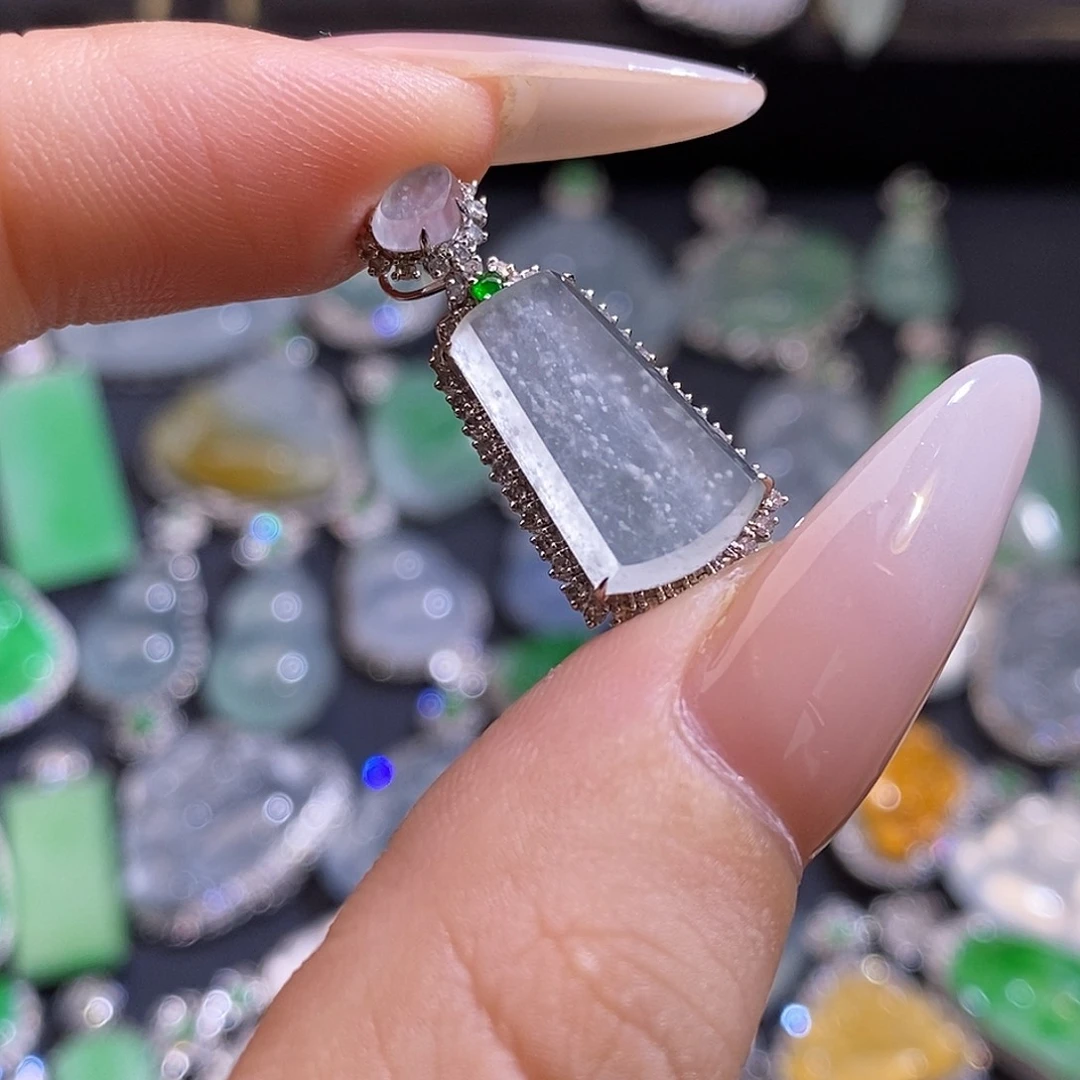 翡翠18K金镶嵌颈饰无事牌