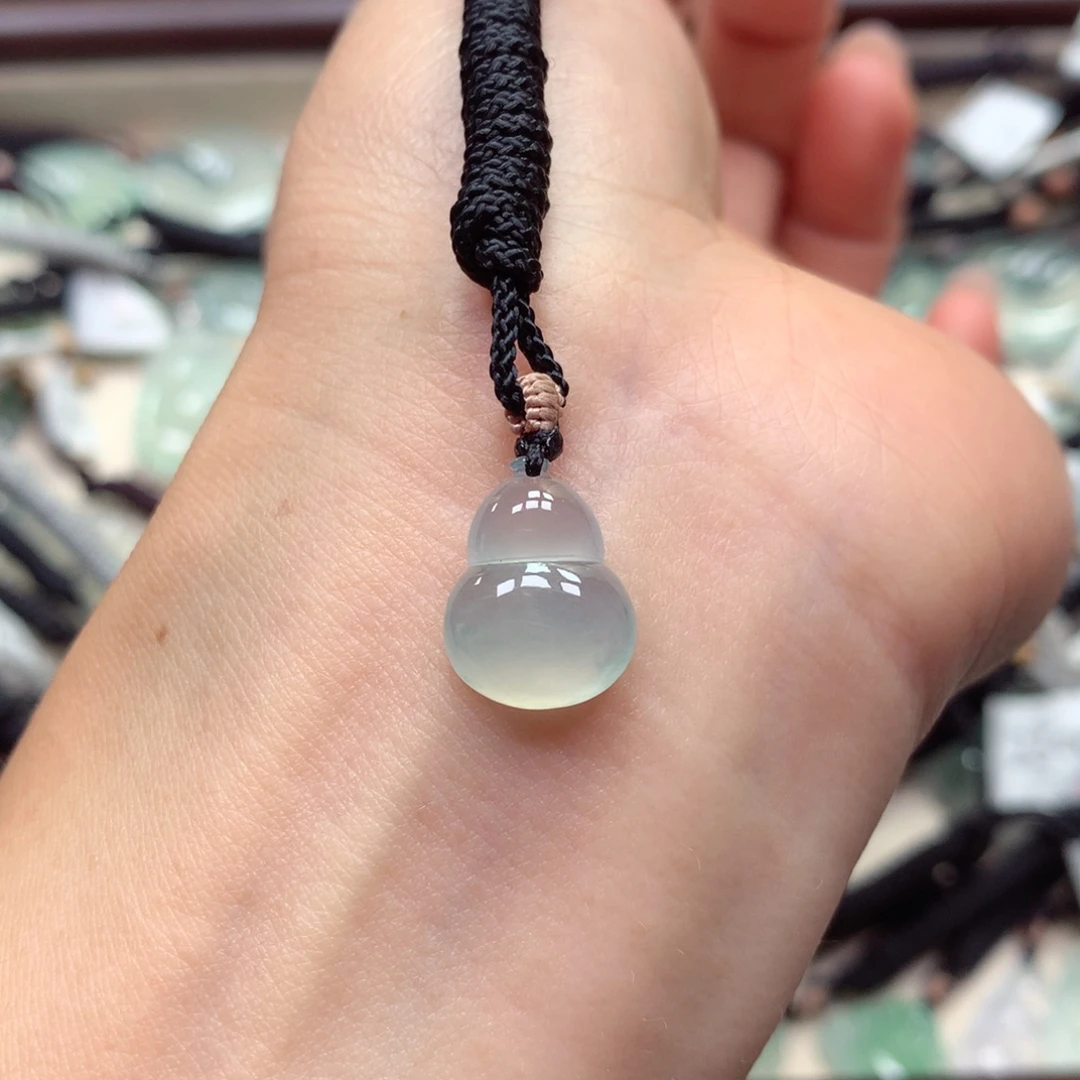 翡翠未镶嵌颈饰葫芦