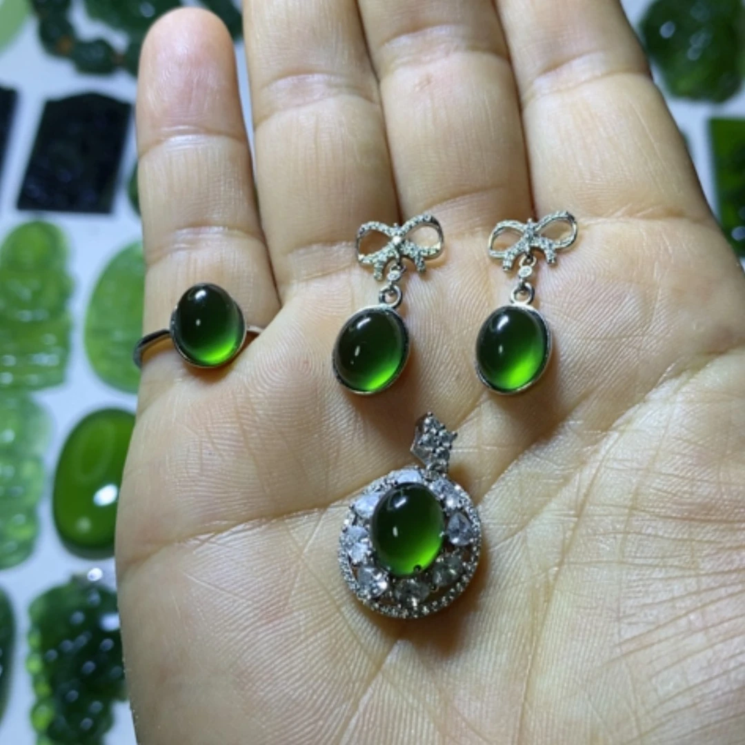 【闪购商品】银S925镶嵌蛇纹石玉颈饰