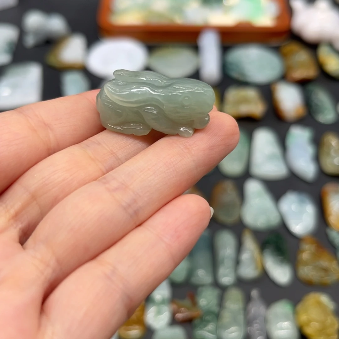 颈饰未镶嵌翡翠兔子