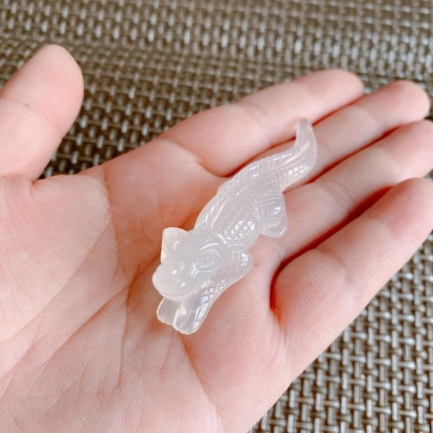 天然冰透白月光玛瑙小鳄鱼手把件玛瑙小摆件手工雕刻鳄鱼把玩件