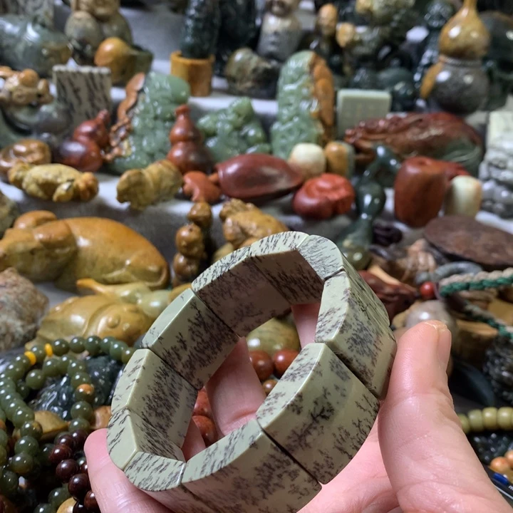 未镶嵌岫岩河磨玉（透闪石质玉）把件