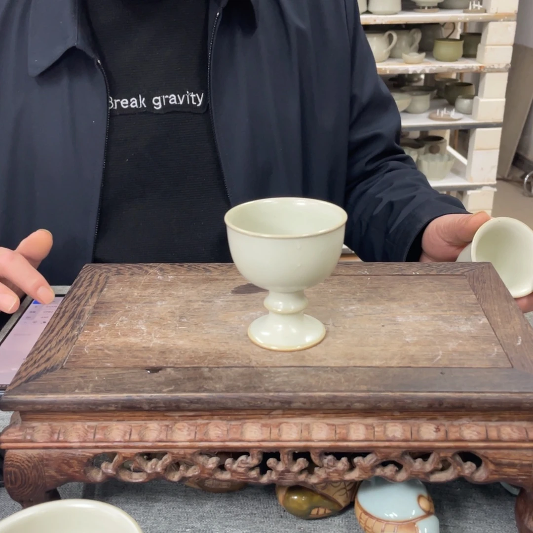 瓷片月白釉手拉高足杯