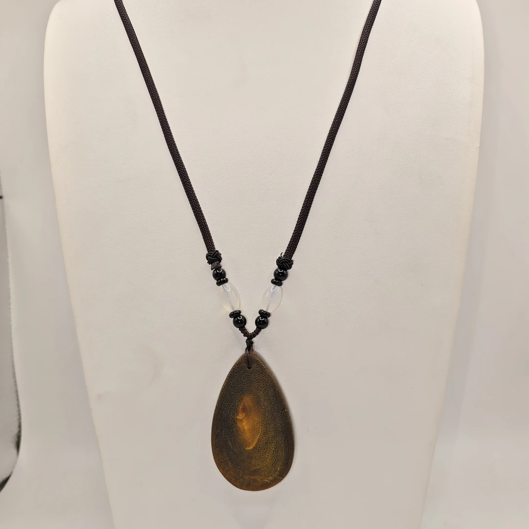 3号C48西西褐色水滴吊坠项链