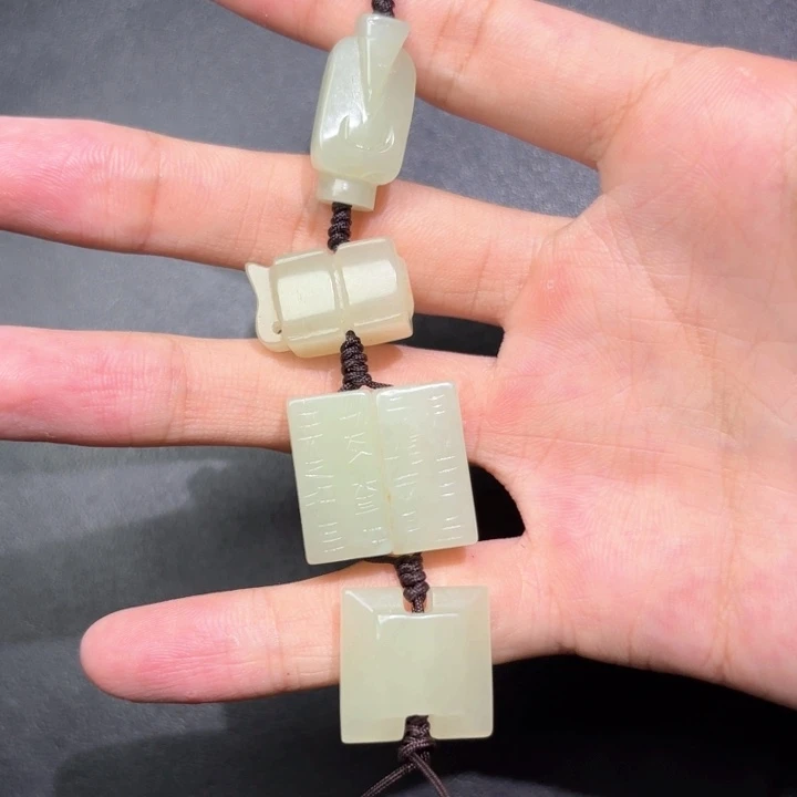 胡***疯未镶嵌和田玉挂件