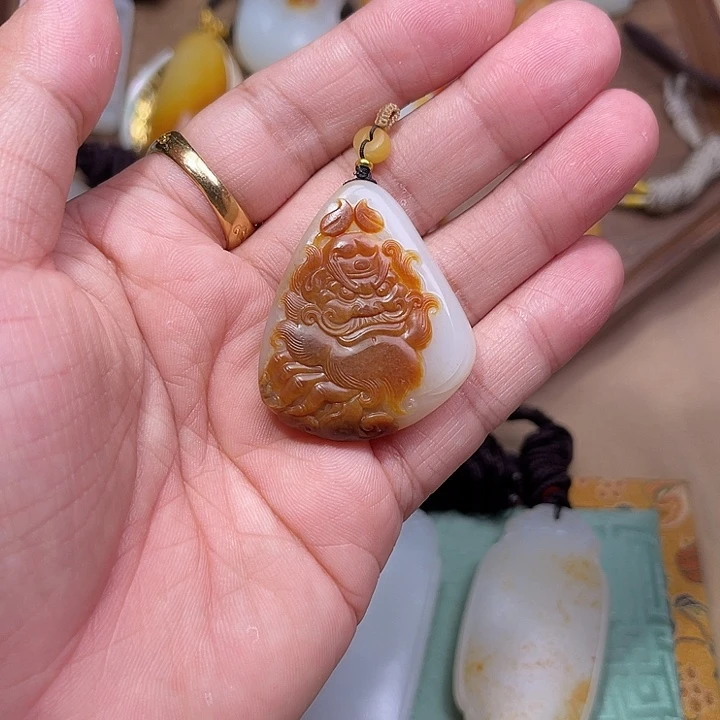 柒***灬和田玉未镶嵌颈饰