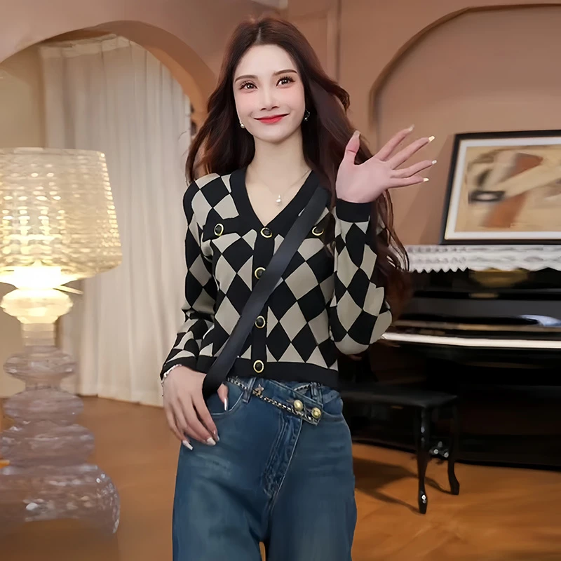 气质早秋时髦轻奢针织衫2025年单排扣复古显瘦女装休闲风圆领上衣