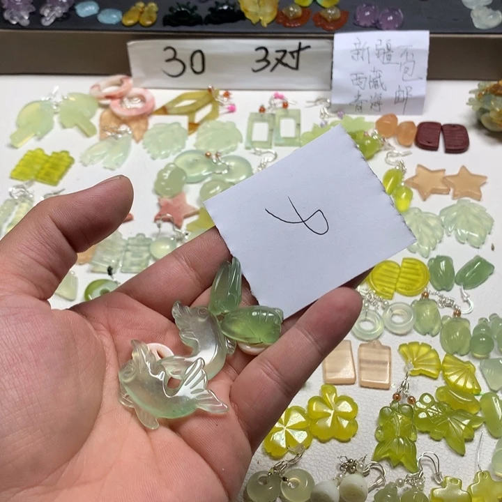 蛇纹石玉合金耳钉大****人