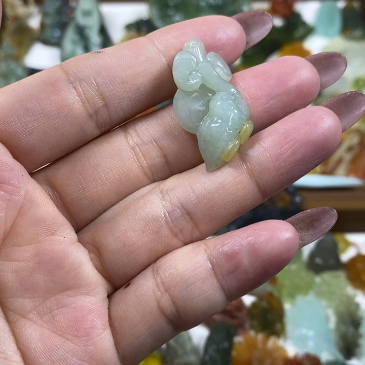 未镶嵌蛇纹石玉吊坠