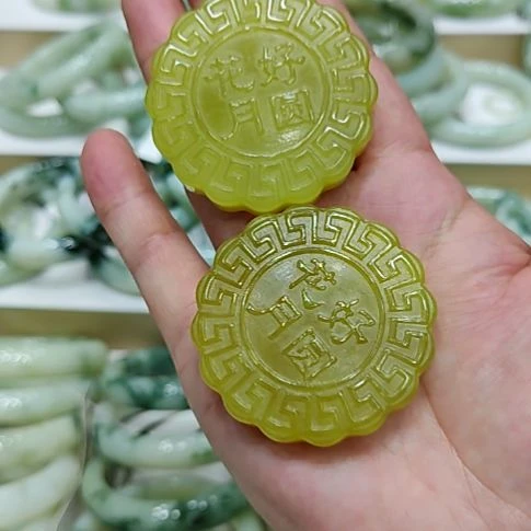 透闪石-蛇纹石玉未镶嵌颈饰