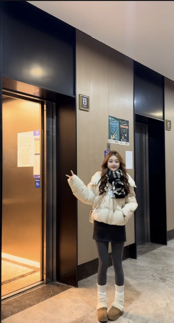 时尚泡芙短款鹅绒街头风女可拆卸连帽长袖韩版潮流保暖百搭羽绒服